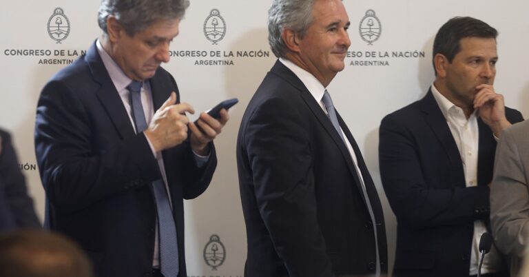 El gobierno lanzó su primer reperfilamiento “amigable” de deuda