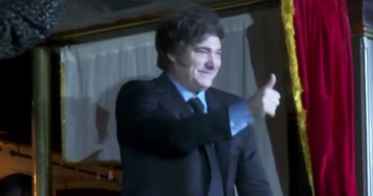 Javier Milei, invitado especial en el desfile por los 50 años en la moda de Roberto Piazza