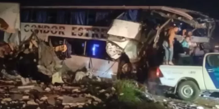 Ruta 3: un micro de larga distancia chocó con un camión y hay al menos cuatro muertos y 16 heridos