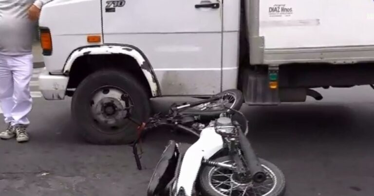 Motociclista herido en pleno centro de Salta tras chocar con un camión a gran velocidad