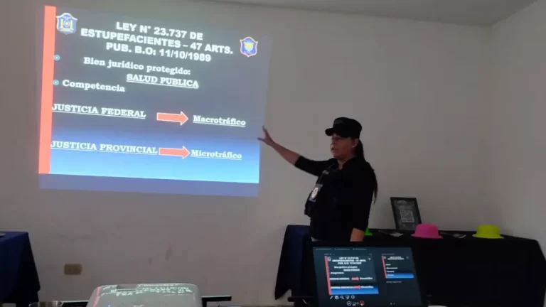 Capacitan a integrantes de la Fundación Sembrando Conocimientos sobre el abuso de sustancias psicoactivas