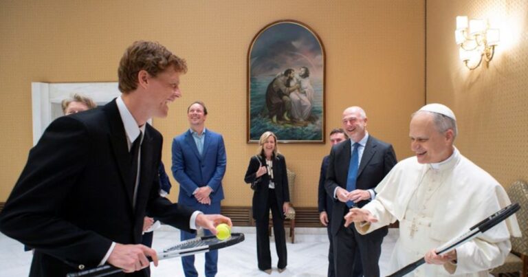 El encuentro entre el número 1 del tenis Jannik Sinner y el papa León XIV : “¿Jugamos un poco?”