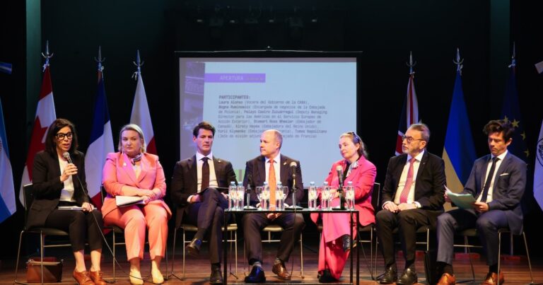 Rusia convierte la información en arma: expertos advirtieron sobre la guerra híbrida global