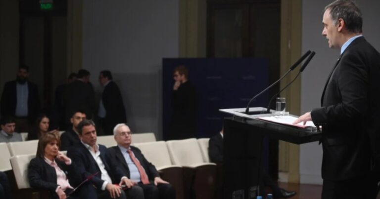 El Gobierno anunció una reforma migratoria: endurecimiento para obtener las residencias y expulsiones