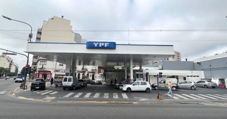 Tras la reciente baja de 4%, YPF volvió a aumentar los precios de los combustibles