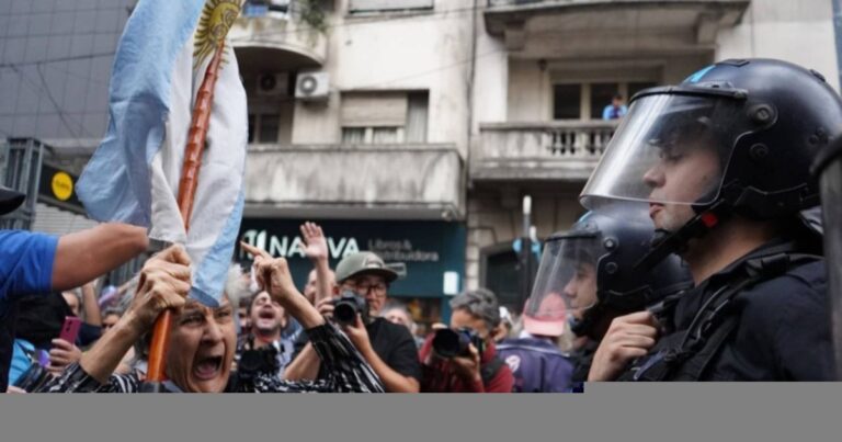Marcha de jubilados: tensión por la aplicación del protocolo antipiquetes