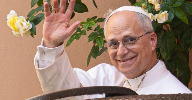 Indígenas canadienses pidieron a León XIV que devuelva reliquias sagradas que se encuentran en el Vaticano