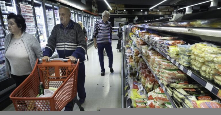 La salida del cepo no afectó a la inflación que bajó de 3,7% en marzo a 2,8% en abril