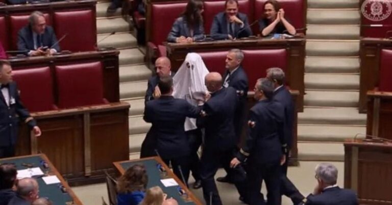 Un diputado italiano irrumpió disfrazado de fantasma en una sesión del Parlamento