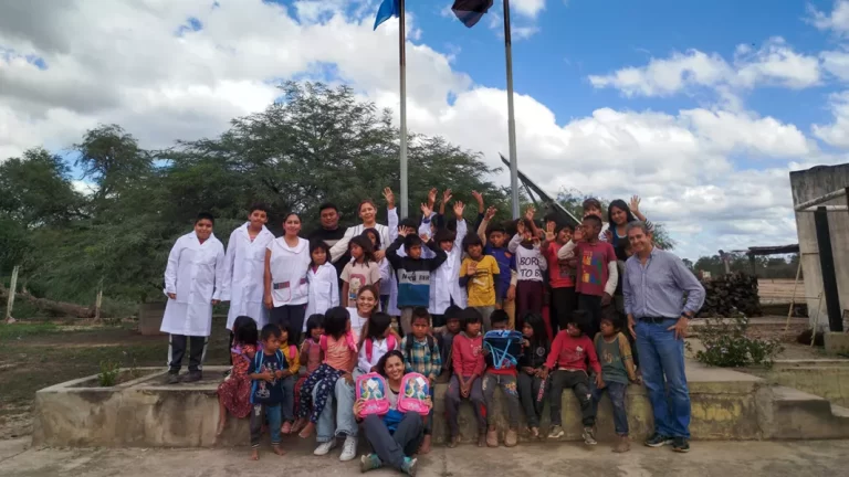 El Gobierno fortalece el acceso a la educación en comunidades originarias con entrega de kits escolares