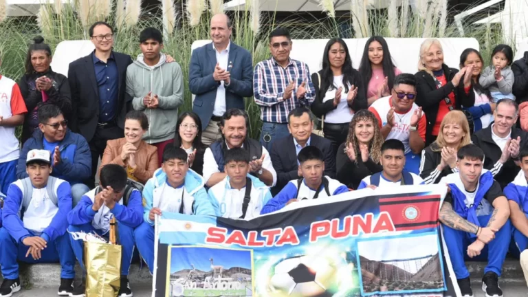 De la Puna a China: Sáenz despidió a estudiantes que inician un viaje enriquecedor para su futuro profesional y personal