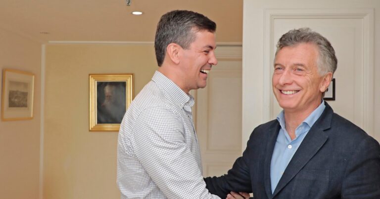 Santi se mete en la interna de Macri con Milei y lo lleva a recorrer una escuela en Luque