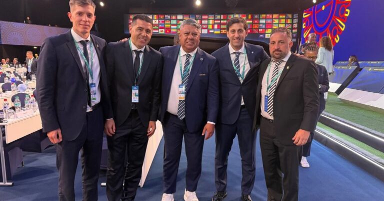 La respuesta de Milito a Costas por el pedido de refuerzos para Racing