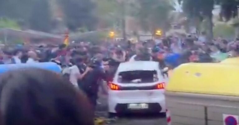 VIDEO. Indignante: atropellaron a hinchas antes del partido Espanyol-Barcelona y hay 13 heridos