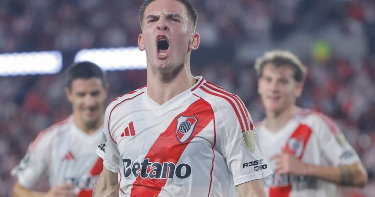 El partido de Mastantuono: finta de crack, gol de penal y aplauso Monumental