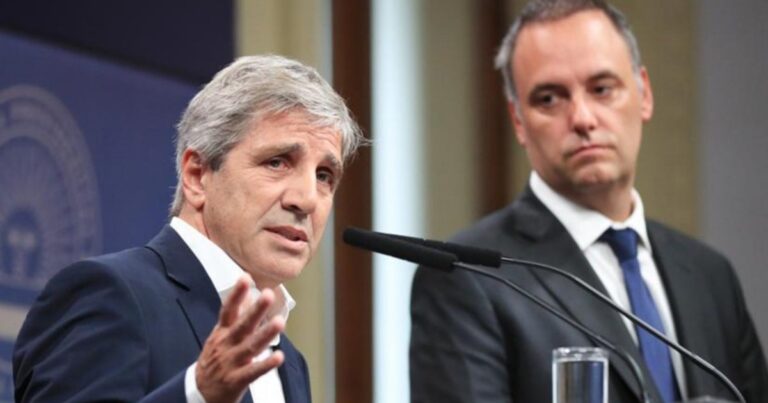 El Gobierno postergó el plan para usar los dólares del colchón