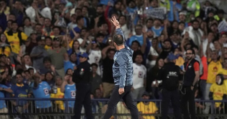 André Jardine y una noche de furia vs. Cruz Azul: del agresivo reclamo hacia el árbitro a la expulsión y los gestos para los rivales