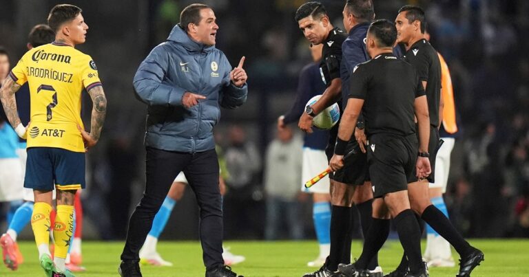 Cuál es la sanción que le podría caer a André Jardine tras sus polémicos gestos ante Cruz Azul