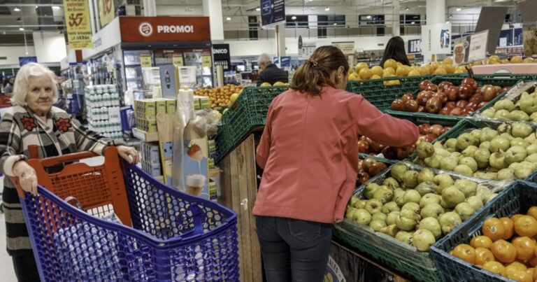 El consumo revirtió una caída de 15 meses y en abril tuvo una leve suba