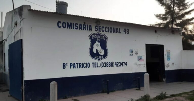 Vecinos desnudan a un violento “marido”