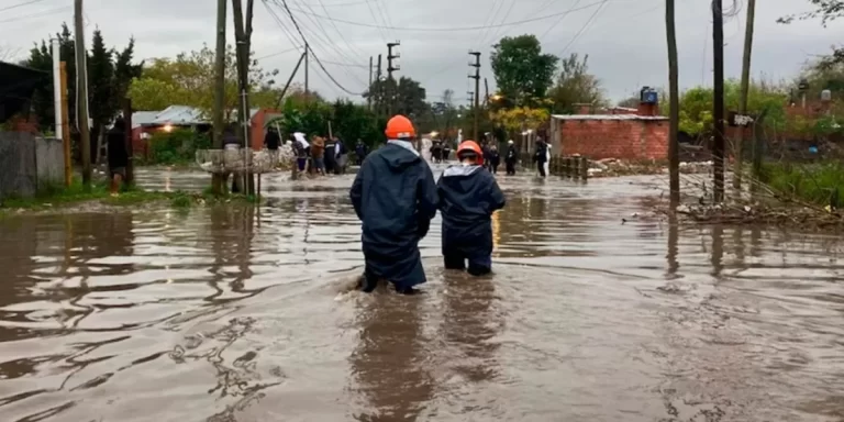 Hay más de 1000 evacuados y 10 municipios están bajo alerta roja por las tormentas en Buenos Aires