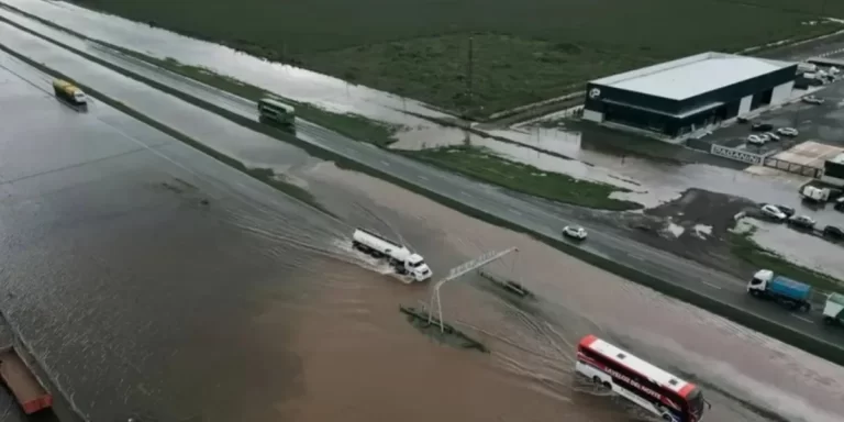 Hay colectivos varados en la Ruta Nacional 9 por las inundaciones después del temporal