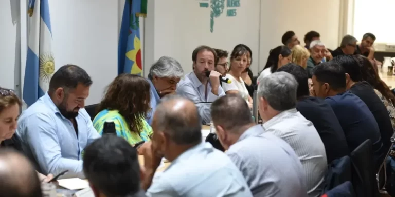 El acuerdo en paritarias con docentes y estatales sumó una fecha para discutir el aumento nuevamente