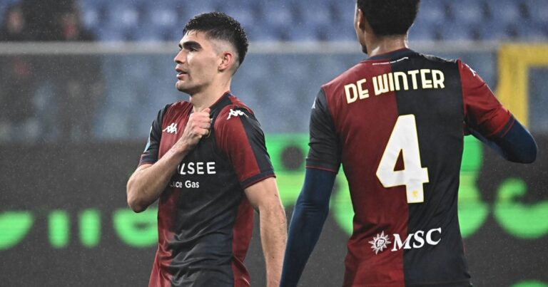 ¡Preocupación en Genoa y el Tri! Johan Vásquez salió con dolencias en su tobillo izquierdo