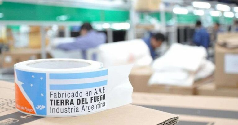 Clima de negocios: De la demora con los dólares “del colchón” al sueño del iPhone barato y las críticas al régimen de Tierra del Fuego