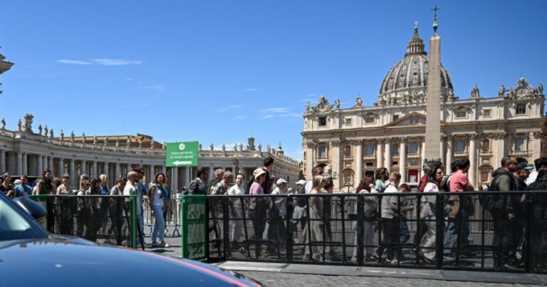 El mundo asiste al inicio de la era de León XIV