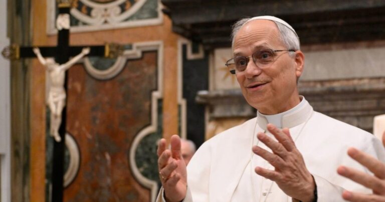 León XIV: “Seré viajero y construiré puentes para la paz”