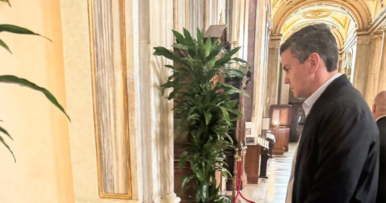 El presidente Santiago Peña visitó la tumba del papa Francisco y le agradeció “por tanto cariño” hacia el pueblo paraguayo