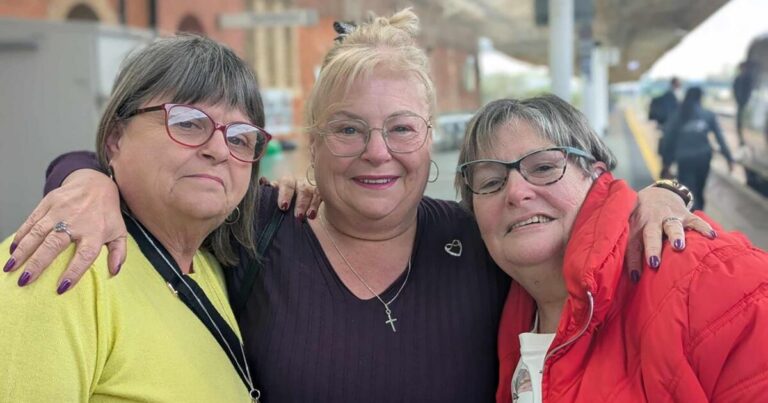 Un inesperado test de ADN reveló secretos familiares y unió a tres hermanas separadas durante 57 años