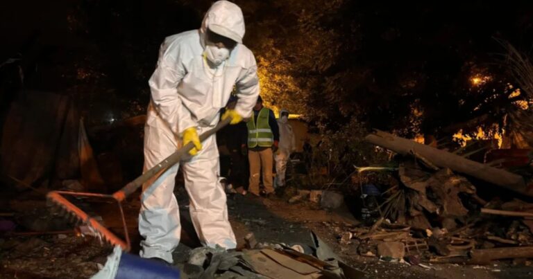 Salta: una familia acumuló toneladas de basura en una plazoleta durante años