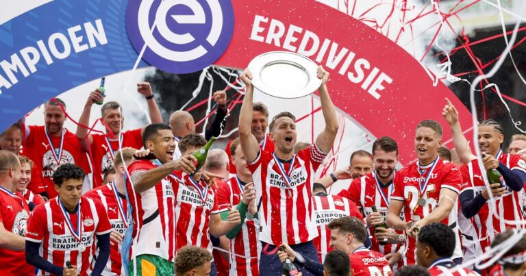 Increíble: llegó a estar nueve puntos arriba, pero al Ajax se le escapó el título y el PSV es campeón