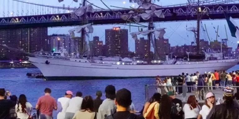 Un buque de la Marina mexicana chocó contra el Puente de Brooklyn y hay al menos 2 muertos y 19 heridos