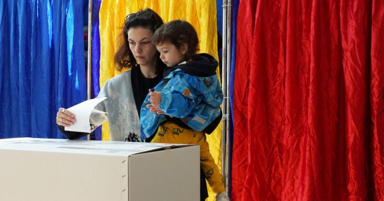 Rumania celebra una tensa segunda vuelta presidencial entre un nacionalista prorruso y un centrista europeísta