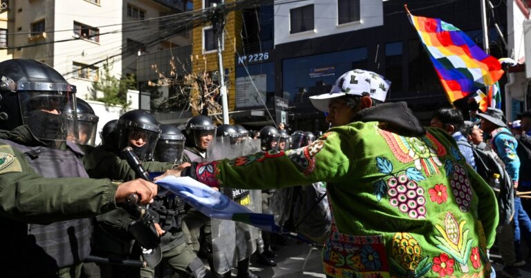 Seguidores de Evo Morales chocaron con la Policía al intentar llegar al Tribunal Supremo Electoral en La Paz