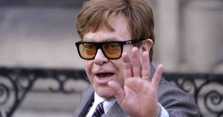 Elton John criticó el plan “criminal” del gobierno británico sobre derechos de autor e IA