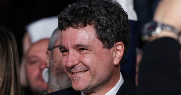 El europeísta Nicusor Dan se perfila, por sorpresa, como el ganador de la segunda vuelta de los comicios de Rumanía frente a los ultranacionalistas