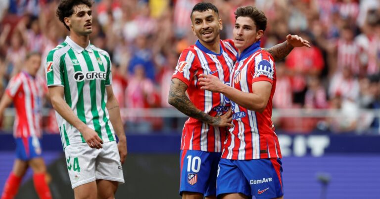 Con un gran tiro libre, el doblete de Julián Álvarez ante Betis