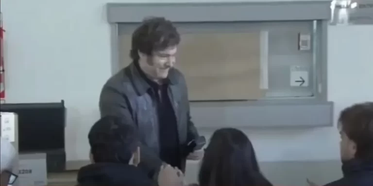 Un fiscal de mesa se negó a saludar al presidente