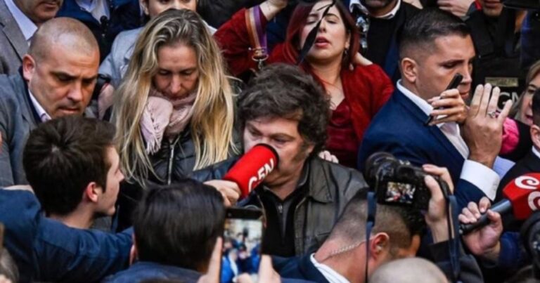 VIDEO. “Ese micrófono me pegó a propósito”: Javier Milei se cruzó con un notero de C5N tras votar en la UTN