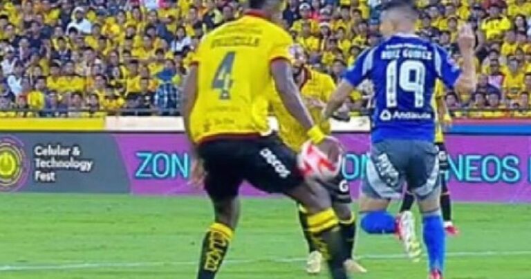 La polémica en el Clásico del Astillero: el penal que reclamó todo Emelec ante Barcelona