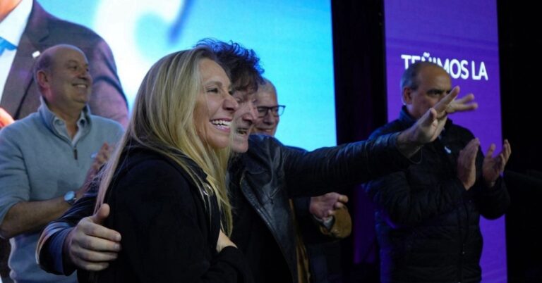 Milei intervino para contener la interna entre Karina y Santiago