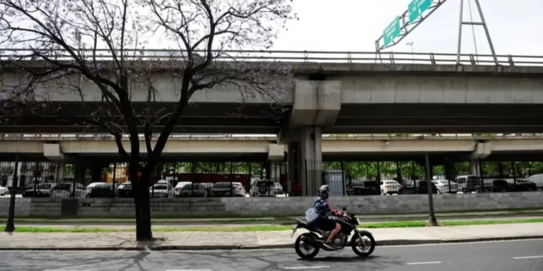 Persecución y choque en la autopista 9 de Julio: cinco detenidos y una mujer en grave estado