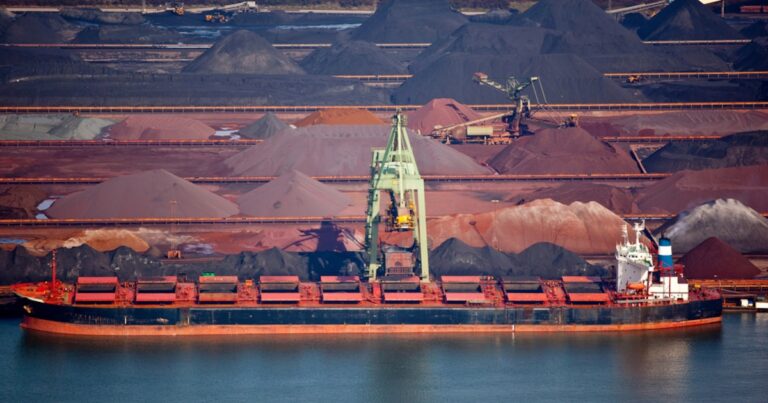 Aumentan las restricciones a la exportación de minerales y se reconfiguran las cadenas logísticas