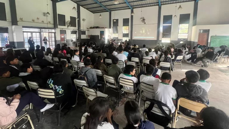 Capacitaron a más de 750 alumnos y 450 docentes sobre distintas problemáticas sociales