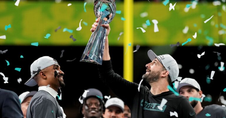 Philadelphia extendieron a su entrenador campeón del Super Bowl, Nick Sirianni