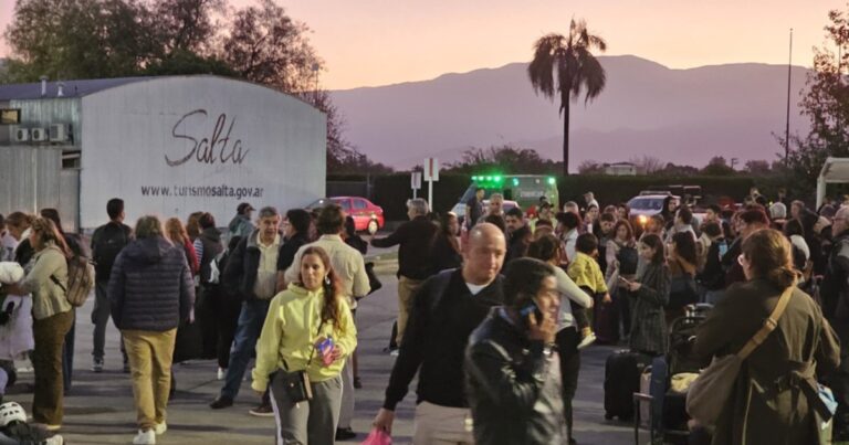 AHORA | Amenaza de bomba en el aeropuerto de Salta: hay un operativo policial y evacuación masiva